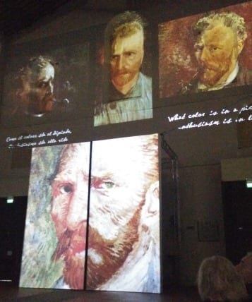 Ben.40.proiettori.illuminano.Le.forme.di.Santo.Stefano.con.le.opere.di.Van.Gogh