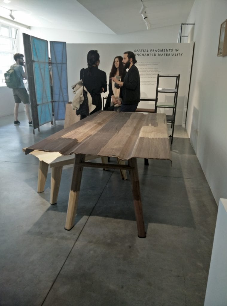 Tavolo e accessori in laminati di legni